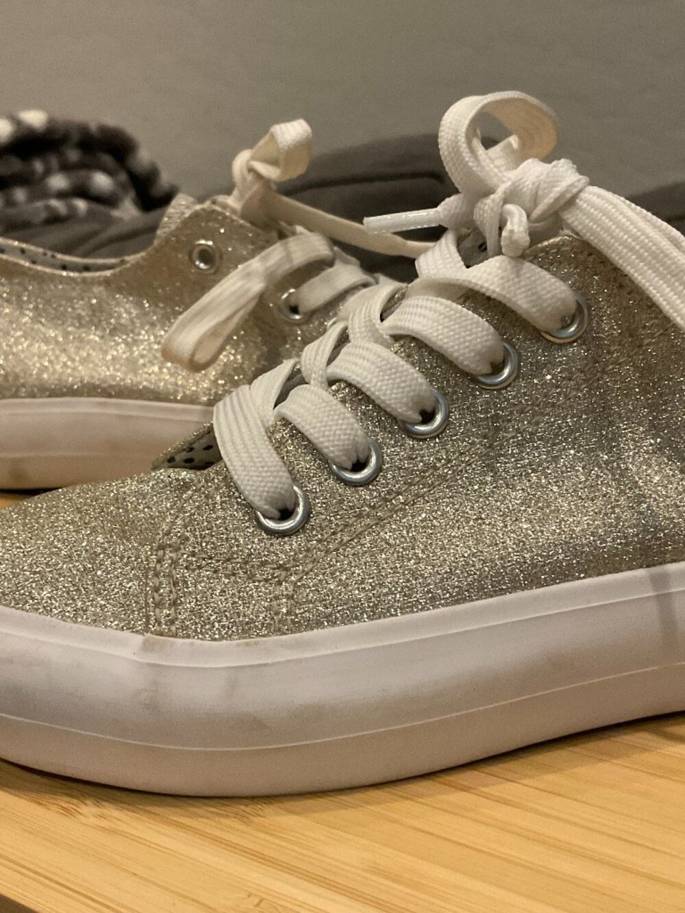 Cynthia Rowley Girls Gold Glitter Lace-Up Sneakers Size 1